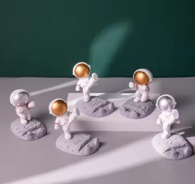 Nordic Astronaut Phone Stand – Barato Cart’s Stylish & Sturdy Desk Buddy!
