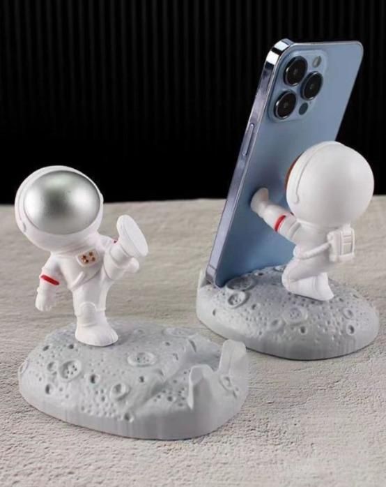Nordic Astronaut Phone Stand – Barato Cart’s Stylish & Sturdy Desk Buddy!